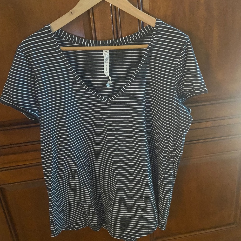 V-neck striped Work out top